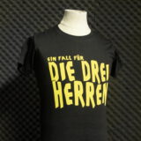 T-Shirt "Ein Fall für die drei Herren" in Großschrift – Bild 2