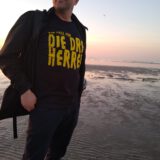T-Shirt "Ein Fall für die drei Herren" in Großschrift